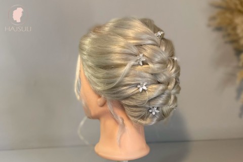 Fonott feltűzés rövid hajból